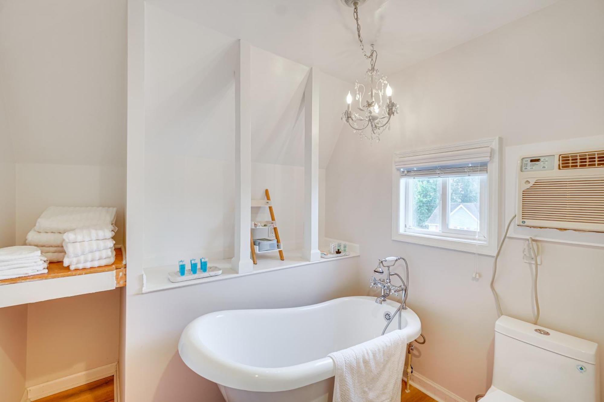 Epic Brunswick Apartment, Deck With Private Hot Tub! Exteriör bild